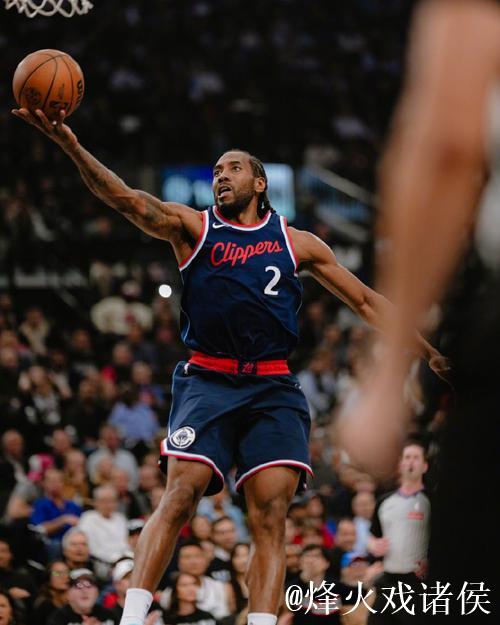 伦纳德半场11投5中，三分2中0得到11分2篮板1助攻1抢断